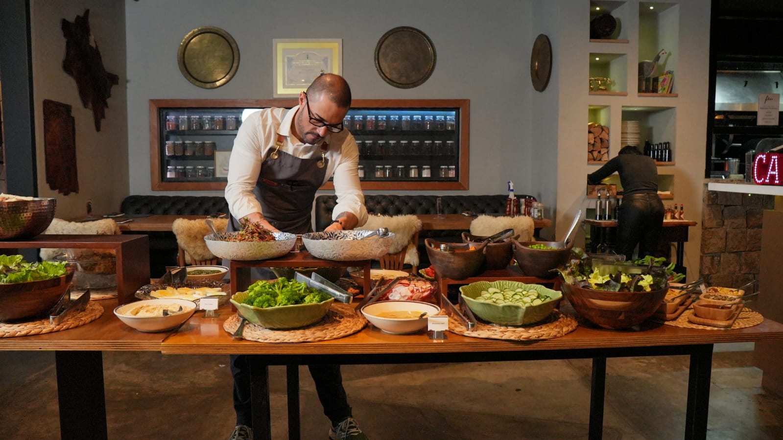 Feu estreia buffet de almoço e amplia experiência gastronômica em Curitiba