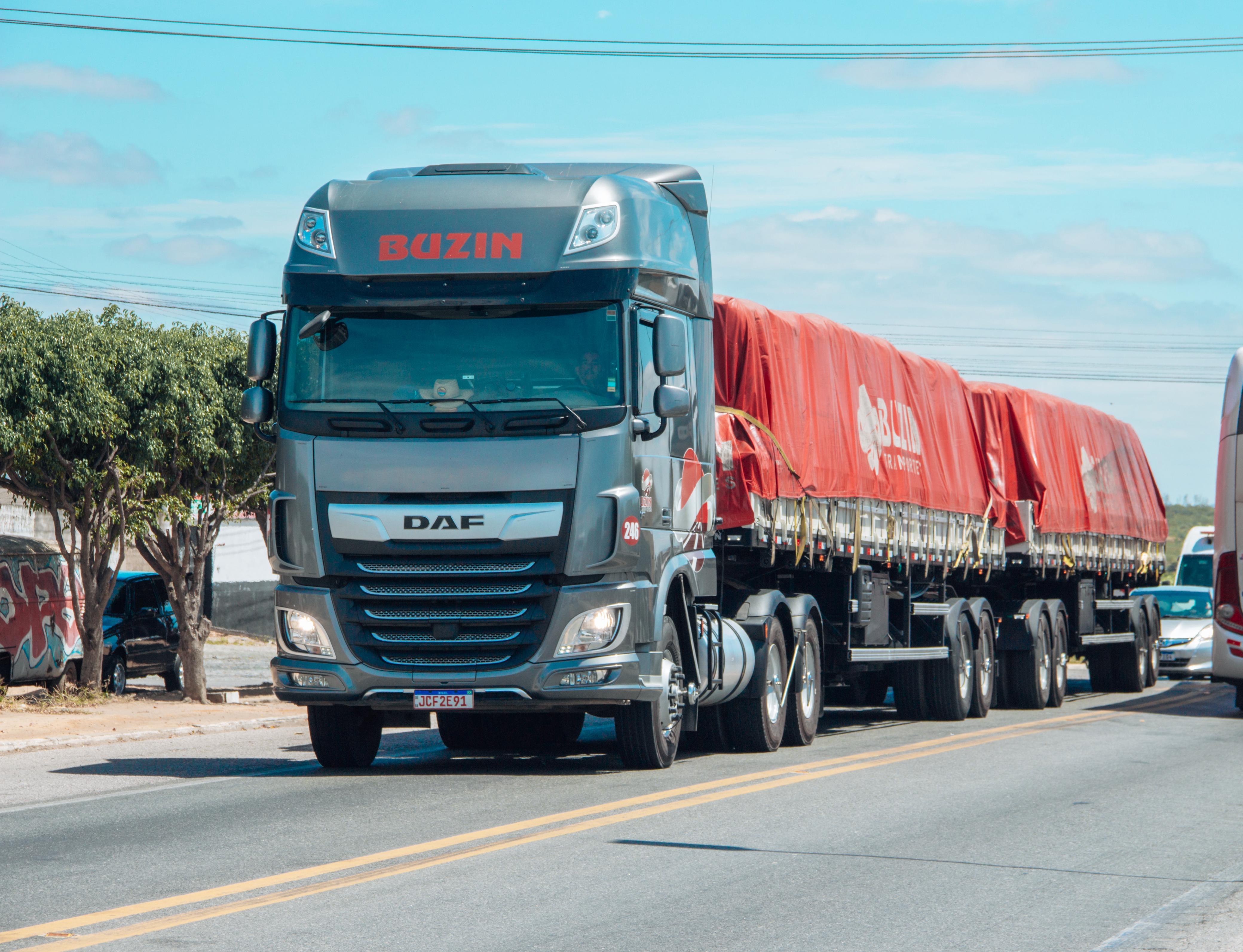 Tarifas de Trump devem reorganizar fluxos logísticos e pressionar transporte rodoviário no Brasil
