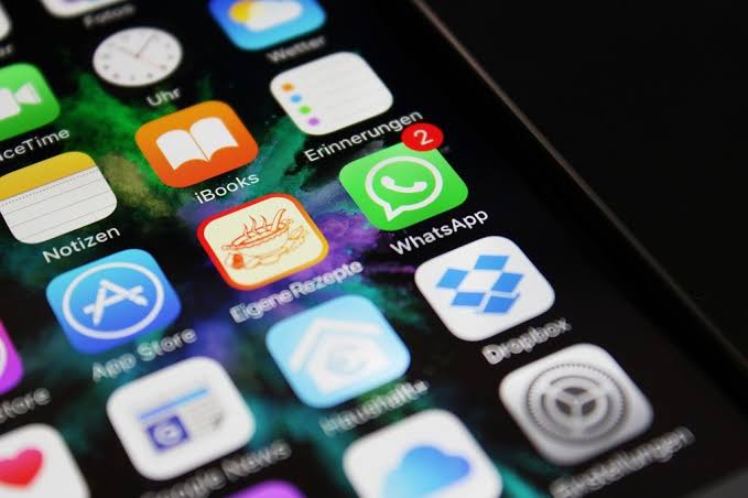 Meta bane 6,8 milhões de contas e reacende debate sobre infraestrutura oficial para vendas no WhatsApp