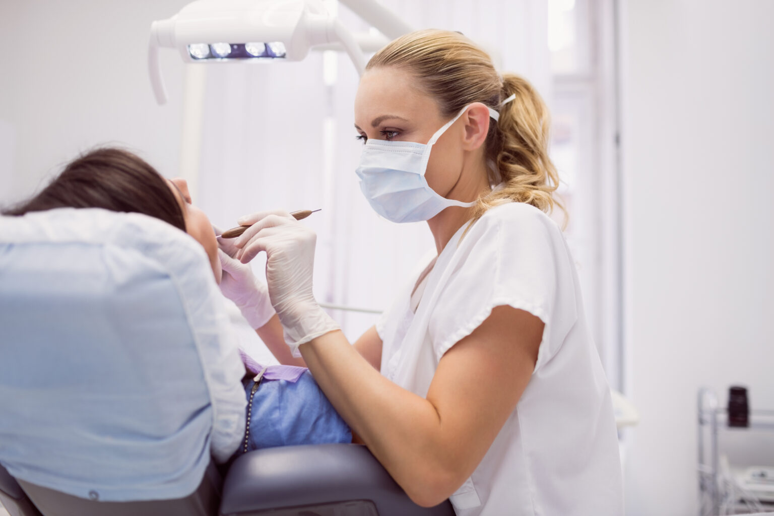Medo de dentista ainda faz milhões de brasileiros adiarem tratamentos odontológicos