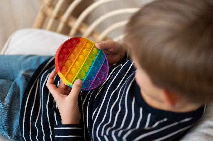 Com 2,4 milhões de diagnósticos de autismo no Brasil, famílias ainda enfrentam caminhos fragmentados até avaliação especializada